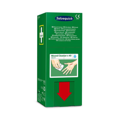 La boîte verte (40 pièces) de Orkla Wound Care AB Salvequick savett nettoyant pour plaies (0,9% NaCl, stérile) est munie d'une croix blanche, d'un texte multilingue, d'une illustration pour nettoyer les mains et d'une grande flèche rouge pointant vers le bas sur la partie inférieure.