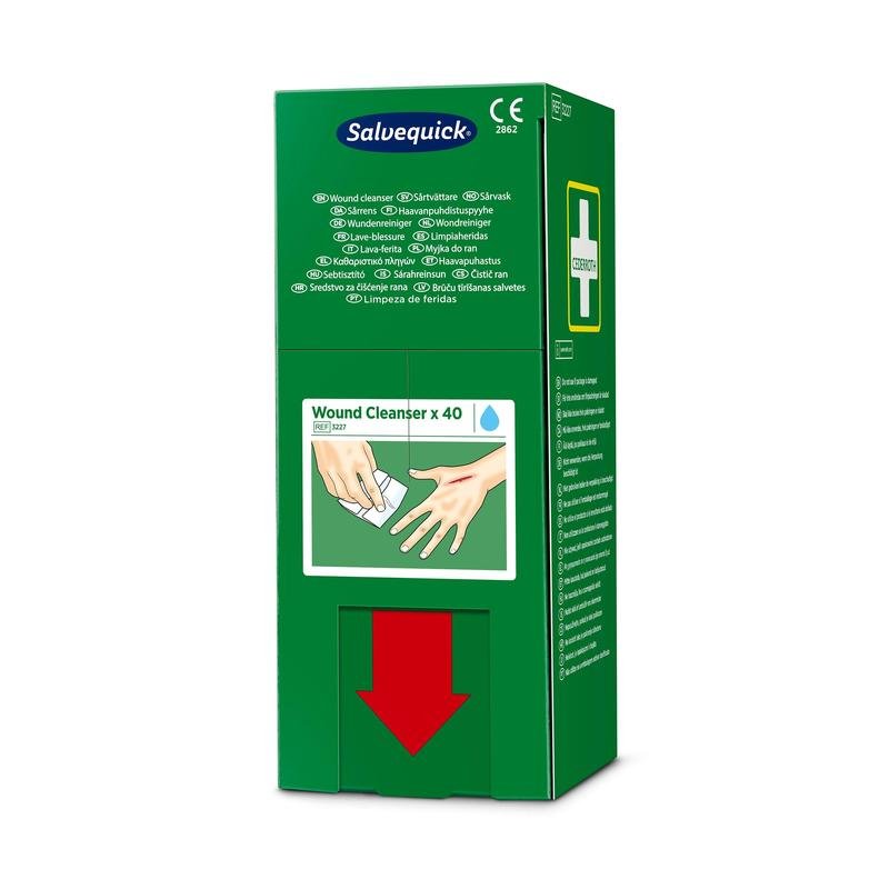 Une boîte verte avec l'inscription "Salvequick savett nettoyant pour plaies (0,9% NaCl, stérile) 40 pièces" de Orkla Wound Care AB contient 40 lingettes pour le nettoyage des plaies. La face avant montre des mains avec un chiffon, des informations multilingues et une flèche rouge pointant vers le bas.