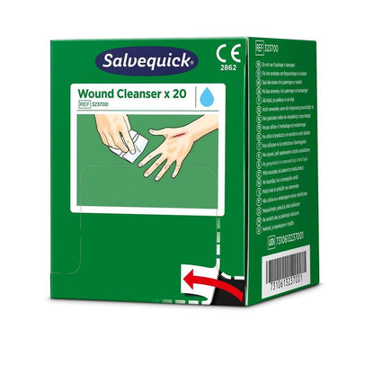 Une boîte verte avec Salvequick savett nettoyant pour plaies (0,9% NaCl, stérile) 20 pièces d'Orkla Wound Care AB, avec une illustration de mains nettoyant une plaie, et des détails du produit et un code-barres visibles sur l'emballage.