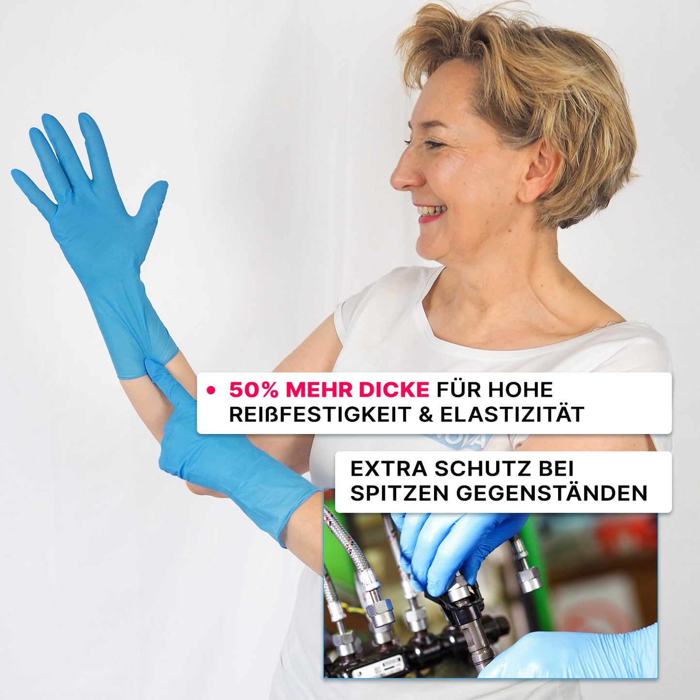 Une femme enfile des gants jetables ARNOMED NITRIL BLUE XTRA LONG (ARNOWA GmbH). Le texte en allemand souligne leur longueur de 30 cm, leur résistance et leur élasticité pour une protection supplémentaire. Dans l'image, les gants sont utilisés lors de la manipulation de tuyaux.