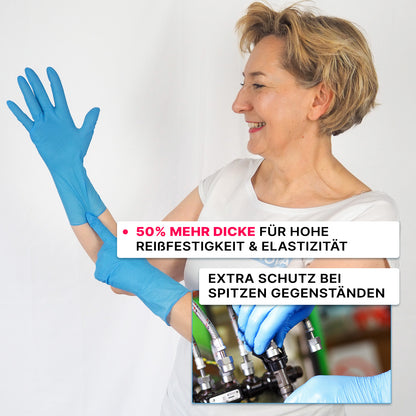 Une femme enfile des gants jetables ARNOMED NITRIL BLUE XTRA LONG (ARNOWA GmbH). Le texte en allemand souligne leur longueur de 30 cm, leur résistance et leur élasticité pour une protection supplémentaire. Dans l'image, les gants sont utilisés lors de la manipulation de tuyaux.