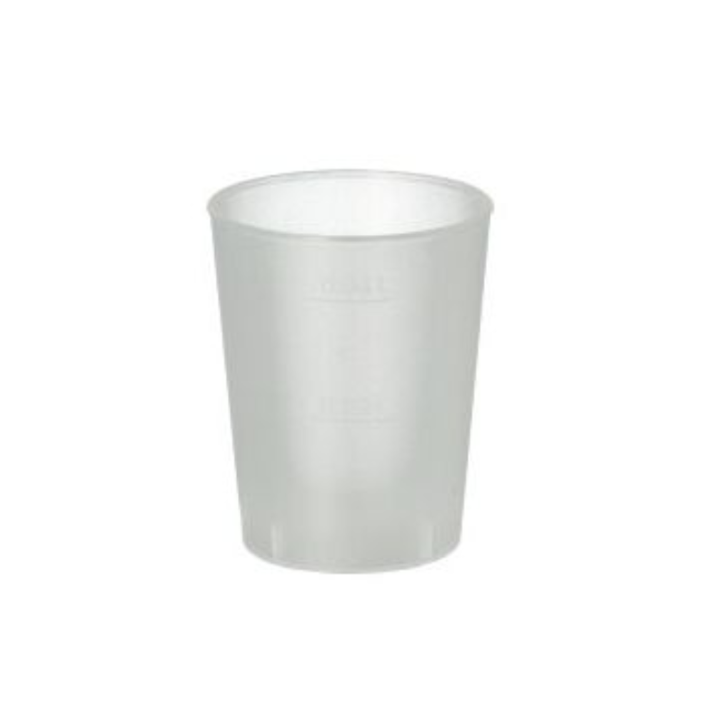 Sur un fond blanc se dresse un verre à schnaps réutilisable Starpak en plastique translucide et satiné. Il se distingue par une surface lisse, une forme cylindrique et un bord légèrement évasé.