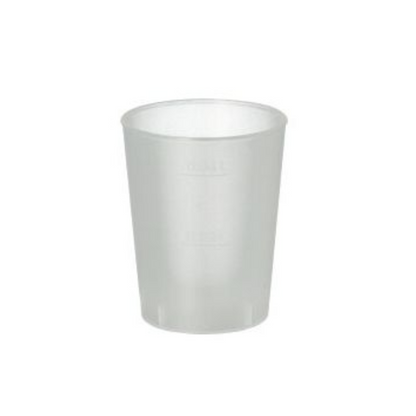 Sur un fond blanc se dresse un verre à schnaps réutilisable Starpak en plastique translucide et satiné. Il se distingue par une surface lisse, une forme cylindrique et un bord légèrement évasé.