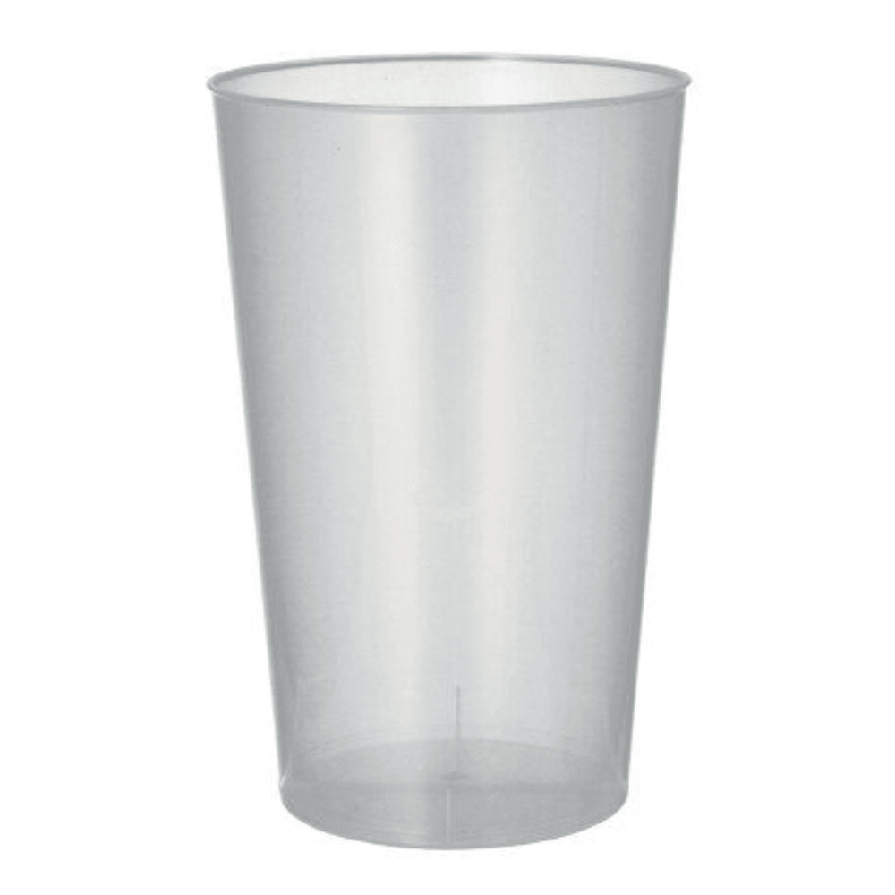 Un gobelet en plastique réutilisable Starpak en plastique transparent avec une surface lisse et une forme légèrement conique se tient debout devant un fond blanc simple.