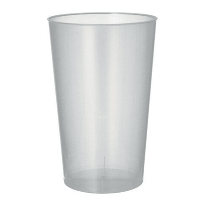 Un gobelet en plastique réutilisable Starpak en plastique transparent avec une surface lisse et une forme légèrement conique se tient debout devant un fond blanc simple.