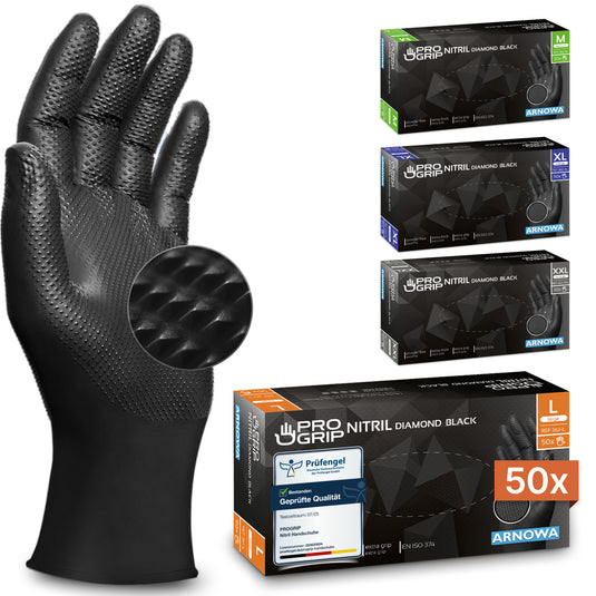 Un gant jetable PROGRIP NITRIL DIAMOND BLACK de la société ARNOWA GmbH est présenté en position verticale, mettant en évidence sa structure diamantée antidérapante. À l'arrière-plan, on aperçoit trois boîtes colorées de tailles différentes, chacune contenant 50 gants par paquet.