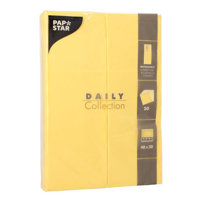 Un paquet de 50 serviettes jaunes PAPSTAR « DAILY Collection » (48 x 30 cm, pli pour couverts) de la PAPSTAR GmbH.