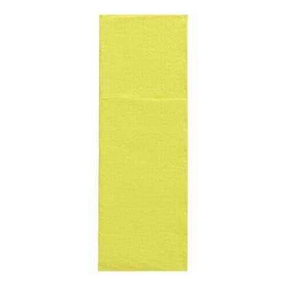 Une serviette rectangulaire jaune unique de PAPSTAR 50 serviettes "DAILY Collection" (48 x 30 cm, pli de couverts) de PAPSTAR GmbH est représentée verticalement sur un fond blanc et semble lisse avec un léger pli supérieur.