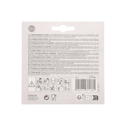 Le verso de l'emballage de 12 bougies d'anniversaire de PAPSTAR GmbH avec supports de 6 cm, avec des consignes de sécurité et des avertissements en plusieurs langues, des symboles de sécurité, un code-barres, des symboles de recyclage et une languette de suspension en haut.