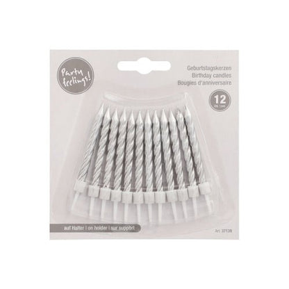 Illustré est un paquet de 12 PAPSTAR bougies d'anniversaire (6 cm) avec supports de PAPSTAR GmbH dans un plateau en plastique, étiqueté en plusieurs langues, devant un fond gris clair.