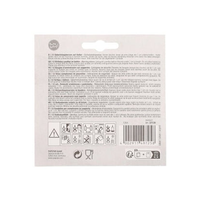 Le verso de l'emballage de PAPSTAR 12 bougies d'anniversaire avec support de 6 cm de PAPSTAR GmbH est muni d'une notice multilingue, de symboles d'entretien, d'un code-barres en bas à droite et d'une languette de suspension en haut au centre.