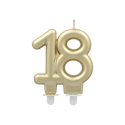 PAPSTAR Bougies d'anniversaire avec support 7 cm "or" de PAPSTAR GmbH, en forme de chiffre 18 avec deux supports blancs, sur fond blanc - idéales comme bougies d'anniversaire ou bougies festives avec support pour des occasions spéciales.