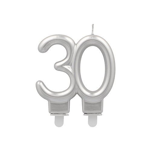 Une bougie d'anniversaire argentée PAPSTAR avec support 7 cm de PAPSTAR GmbH, en forme du chiffre 30 avec deux petites bases blanches et une mèche - idéale pour les célébrations de jubilés.