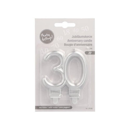 Un paquet de la PAPSTAR GmbH contient deux bougies d'anniversaire avec support (7 cm, argent) en forme de "30" pour les jubilés, avec un emballage multilingue et une coque en plastique transparent pour une utilisation facile.