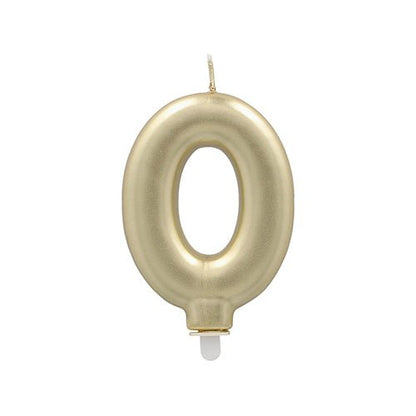 La PAPSTAR GmbH bougie chiffre avec support 7 cm "or" est une bougie chiffre dorée avec une mèche pointue et un support en plastique blanc - idéale comme bougie d'anniversaire pour la décoration de gâteaux.
