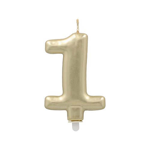 La PAPSTAR GmbH bougie chiffre avec support en or (7 cm) est façonnée comme le chiffre un, avec une mèche pointue et une base blanche - idéale comme décoration de gâteau ou bougie d'anniversaire, présentée sur un fond blanc simple.