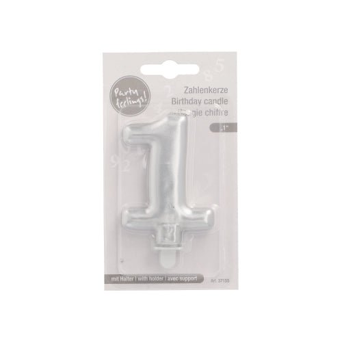 La bougie chiffrée PAPSTAR GmbH avec support 7 cm "argent" est livrée dans un emballage en plastique avec l'inscription "Party Feeling!" et un texte multilingue et comprend un petit socle pour un placement facile.