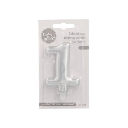 La bougie chiffrée PAPSTAR GmbH avec support 7 cm "argent" est livrée dans un emballage en plastique avec l'inscription "Party Feeling!" et un texte multilingue et comprend un petit socle pour un placement facile.