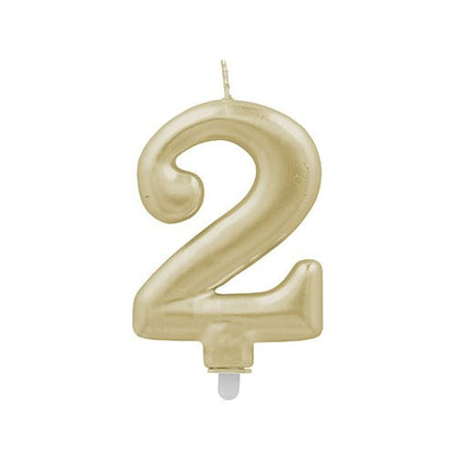 La PAPSTAR GmbH bougie chiffre avec support 7 cm "or" est une bougie d'anniversaire en forme de numéro 2 en or métallique avec une mèche et une base blanche - idéale comme bougie d'anniversaire et décoration de gâteau élégante.