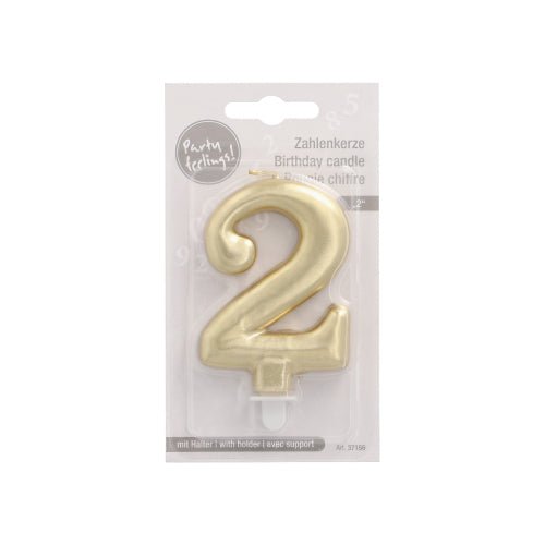 La bougie chiffre avec support 7 cm "or" de PAPSTAR de PAPSTAR GmbH est fournie dans un présentoir en plastique transparent et en carton avec un texte multilingue, idéale pour la décoration de gâteaux, et comprend un support de bougie blanc à la base.