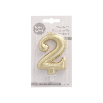 La bougie chiffre avec support 7 cm "or" de PAPSTAR de PAPSTAR GmbH est fournie dans un présentoir en plastique transparent et en carton avec un texte multilingue, idéale pour la décoration de gâteaux, et comprend un support de bougie blanc à la base.