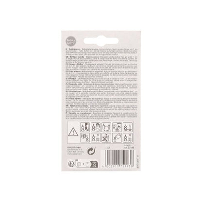 Vue arrière de la bougie chiffre avec support 7 cm "or" de PAPSTAR de PAPSTAR GmbH pour la décoration de gâteaux, montre un texte multilingue, des symboles d'avertissement, un code-barres (en bas à droite), un trou de suspension (en haut au milieu), ainsi que des instructions et des avertissements pour cette bougie d'anniversaire.