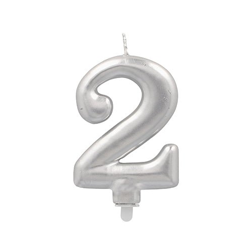 La bougie chiffrée PAPSTAR GmbH avec support 7 cm "argent" est une bougie d'anniversaire métallique argentée en forme de chiffre 2, avec une mèche blanche et un support - parfaite pour donner une touche festive à toute occasion.