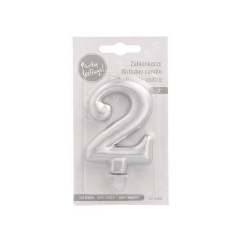 La bougie chiffrée PAPSTAR GmbH avec support, 7 cm, argent, est livrée dans un emballage en plastique transparent avec un dos en carton blanc et un texte multilingue. Un petit support se trouve à la base de la bougie.