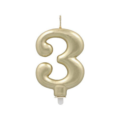 La PAPSTAR GmbH bougie chiffre avec support 7 cm "or" est une bougie chiffre dorée avec une mèche et une base blanche, idéale comme bougie d'anniversaire ou décoration de gâteau, présentée devant un fond blanc simple.