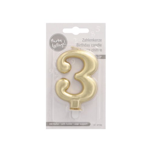 La PAPSTAR GmbH bougie chiffre avec support 7 cm "or" est une bougie d'anniversaire élégante en forme de chiffre 3, idéale pour la décoration de gâteaux. Elle est livrée dans un emballage transparent avec un texte multilingue "Bougie d'anniversaire" et un dos en carton blanc.