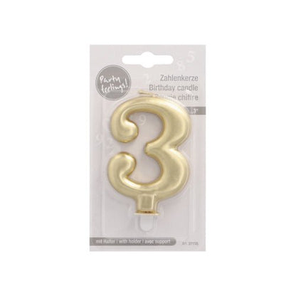 La PAPSTAR GmbH bougie chiffre avec support 7 cm "or" est une bougie d'anniversaire élégante en forme de chiffre 3, idéale pour la décoration de gâteaux. Elle est livrée dans un emballage transparent avec un texte multilingue "Bougie d'anniversaire" et un dos en carton blanc.