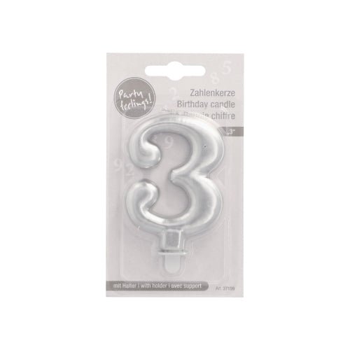 La bougie chiffrée PAPSTAR GmbH avec support 7 cm "argent" est une bougie chiffrée argentée dans un emballage en plastique transparent et carton avec l'inscription "Bougie d'anniversaire" et "Bougie d'anniversaire", avec un petit support à la base.
