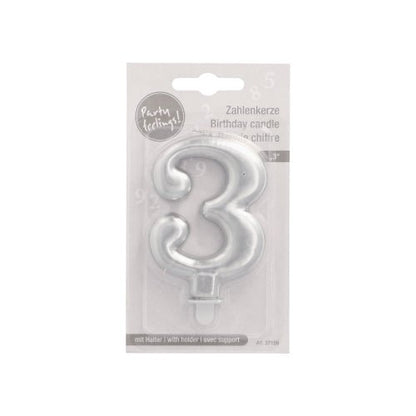 La bougie chiffrée PAPSTAR GmbH avec support 7 cm "argent" est une bougie chiffrée argentée dans un emballage en plastique transparent et carton avec l'inscription "Bougie d'anniversaire" et "Bougie d'anniversaire", avec un petit support à la base.