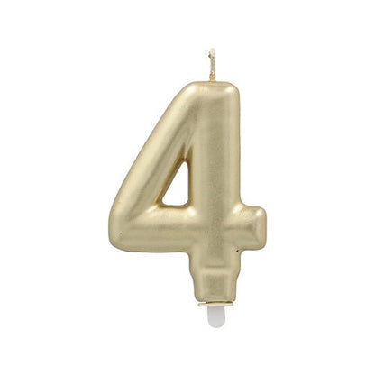 La PAPSTAR GmbH bougie chiffre avec support 7 cm "or" est une bougie chiffre en métal doré (4) avec une mèche blanche et une base en plastique, représentée sur un fond blanc simple.