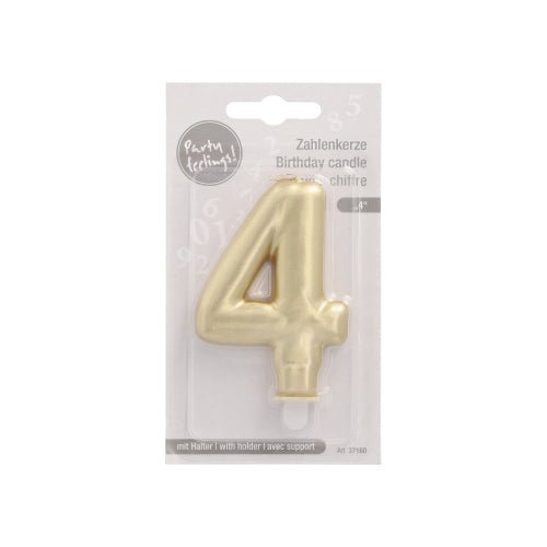 La PAPSTAR GmbH bougie chiffre avec support 7 cm "or" est une bougie chiffre dorée dans un emballage en plastique, étiquetée "Bougie d'anniversaire avec support". Idéale pour les décorations de fête festives et les célébrations.