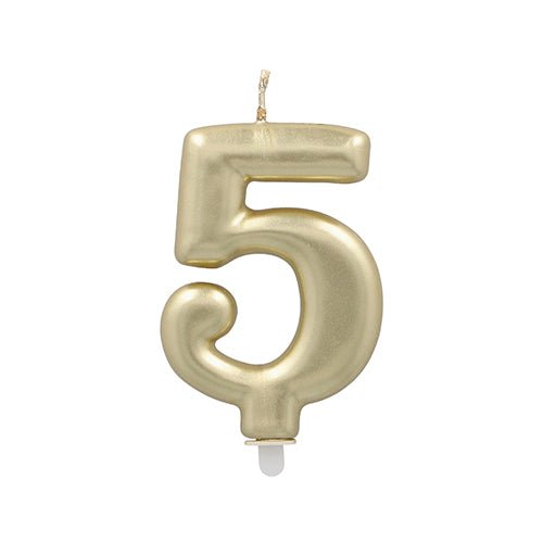 Une bougie numérique PAPSTAR GmbH avec support, 7 cm en or et en forme du chiffre cinq, est dotée d'une mèche pointue et est présentée sur un fond blanc simple.