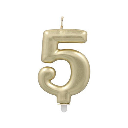 Une bougie numérique PAPSTAR GmbH avec support, 7 cm en or et en forme du chiffre cinq, est dotée d'une mèche pointue et est présentée sur un fond blanc simple.