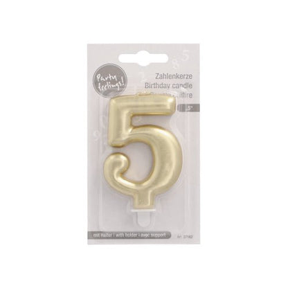 Une bougie numérique dorée PAPSTAR avec support (7 cm) dans un emballage en plastique, étiquetée en allemand et en anglais, idéale comme décoration de gâteau. Avec le logo de la marque PAPSTAR GmbH dans le coin supérieur gauche.