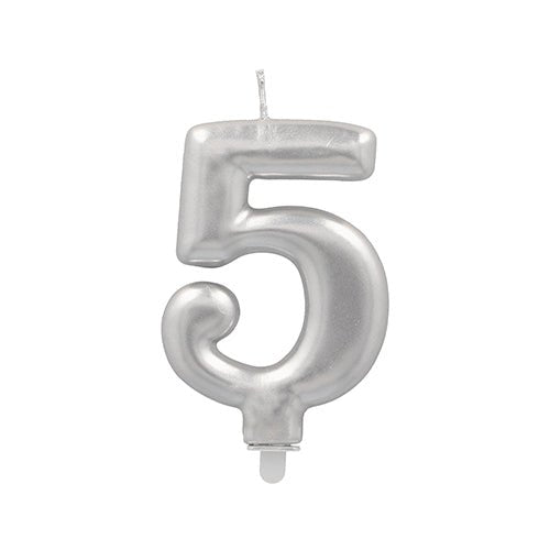 La bougie chiffrée PAPSTAR GmbH avec support 7 cm "argent" est une bougie chiffrée métallique argentée avec mèche et socle blanc, idéale pour donner une touche festive aux fêtes d'anniversaire.