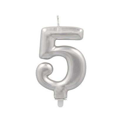 La bougie chiffrée PAPSTAR GmbH avec support 7 cm "argent" est une bougie chiffrée métallique argentée avec mèche et socle blanc, idéale pour donner une touche festive aux fêtes d'anniversaire.