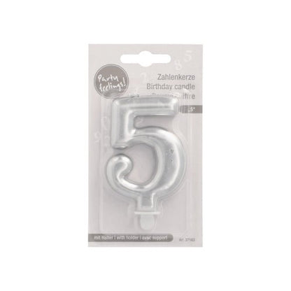 La bougie chiffrée PAPSTAR GmbH avec support 7 cm "argent" est une bougie chiffrée métallique dans un emballage plastique avec texte en anglais, allemand et français. Elle dispose d'un petit support à la base pour un placement facile sur les gâteaux.