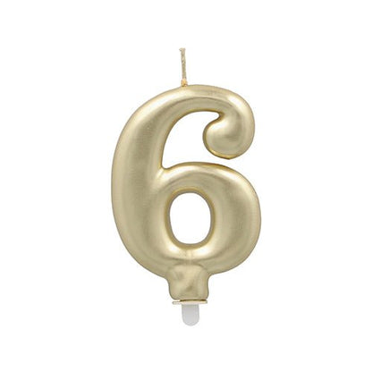 La bougie numérique PAPSTAR GmbH avec support 7 cm "or" est une bougie numérique dorée avec une mèche blanche et une base, parfaite pour tout gâteau d'anniversaire.