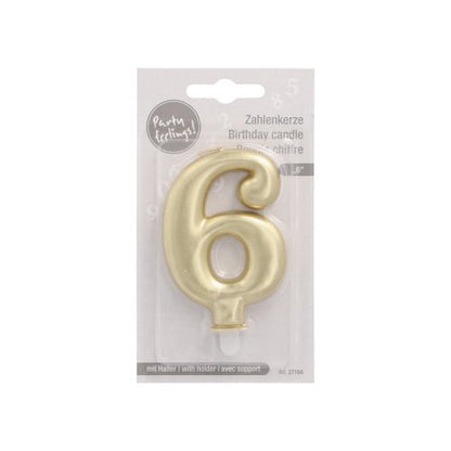Une bougie numérique dorée PAPSTAR avec support, formée en numéro 6 et de 7 cm de hauteur, est emballée dans du plastique avec une étiquette multilingue, une description de la bougie d'anniversaire et un logo Party Greetings en haut à gauche. Marque : PAPSTAR GmbH.