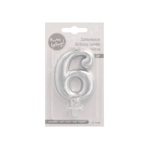 La bougie numérique PAPSTAR GmbH avec support 7 cm "argent" en forme du chiffre 6 est en plastique transparent avec un dos blanc et gris, inclut un support, et est idéale pour les fêtes.