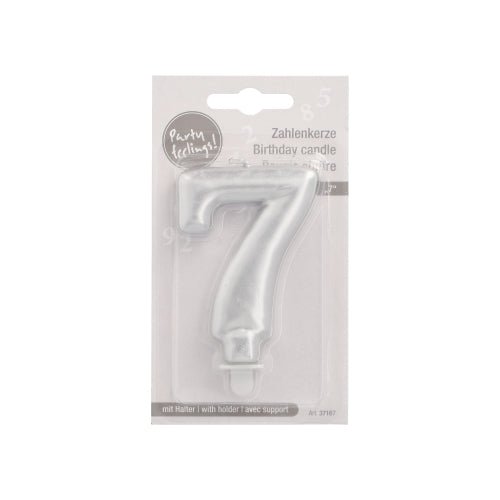 La bougie numérique PAPSTAR GmbH avec support 7 cm "argent" est une bougie numéro 7 argentée, emballée dans du plastique transparent et du carton avec un texte multilingue et une étiquette indiquant que la bougie d'anniversaire argentée contient un support.