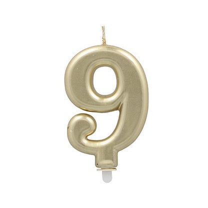 La bougie numérique PAPSTAR GmbH avec support 7 cm "or" est une bougie numérique dorée avec une base, idéale comme bougie d'anniversaire ou décoration de gâteau pour des occasions spéciales.