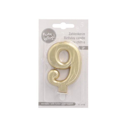 La bougie numérique PAPSTAR avec support 7 cm "or" de PAPSTAR GmbH est une bougie d'anniversaire numéro 9 dorée avec support, dans un emballage en plastique et une étiquette multilingue - idéale pour la décoration de gâteau lors de votre prochaine fête.