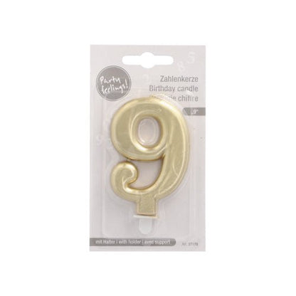 La bougie numérique PAPSTAR avec support 7 cm "or" de PAPSTAR GmbH est une bougie d'anniversaire numéro 9 dorée avec support, dans un emballage en plastique et une étiquette multilingue - idéale pour la décoration de gâteau lors de votre prochaine fête.