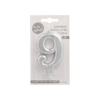 La bougie numérique PAPSTAR GmbH avec support 7 cm "argent" est une bougie numérique argentée dans un emballage plastique avec un texte multilingue et une découpe pour suspendre, parfaite comme bougie d'anniversaire festive.