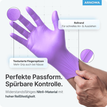 Une main porte des gants jetables ARNOMED NITRIL LAVENDER VIOLET en nitrile violet de ARNOWA GmbH. L'inscription indique des bouts de doigts texturés, une manchette roulée et un ajustement confortable. Le texte allemand précise qu'ils sont sans poudre, extra adhérents et résistants à la déchirure. Logo ARNOWA dans le coin supérieur droit.